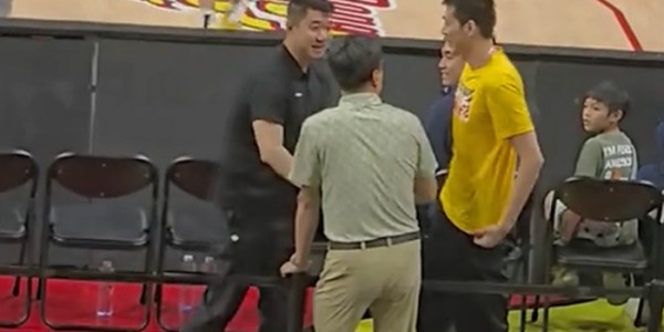 云开体育-李春江排面拉满！观战g2，吓任骏飞一激灵急忙握手，球迷欢呼到来|广东|球员|解禁|李楠|许利民_新浪体育_新浪新闻