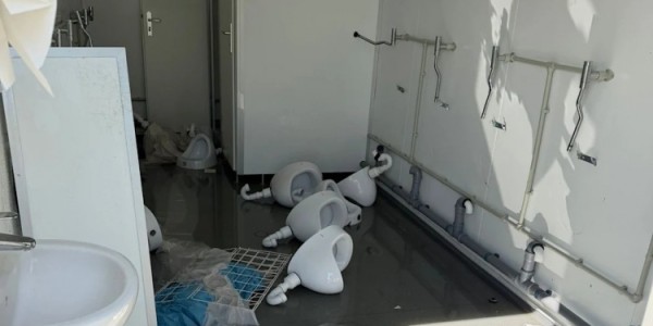 图片报：不满红牛集团，门兴球迷把RB莱比锡主场的厕所给砸了